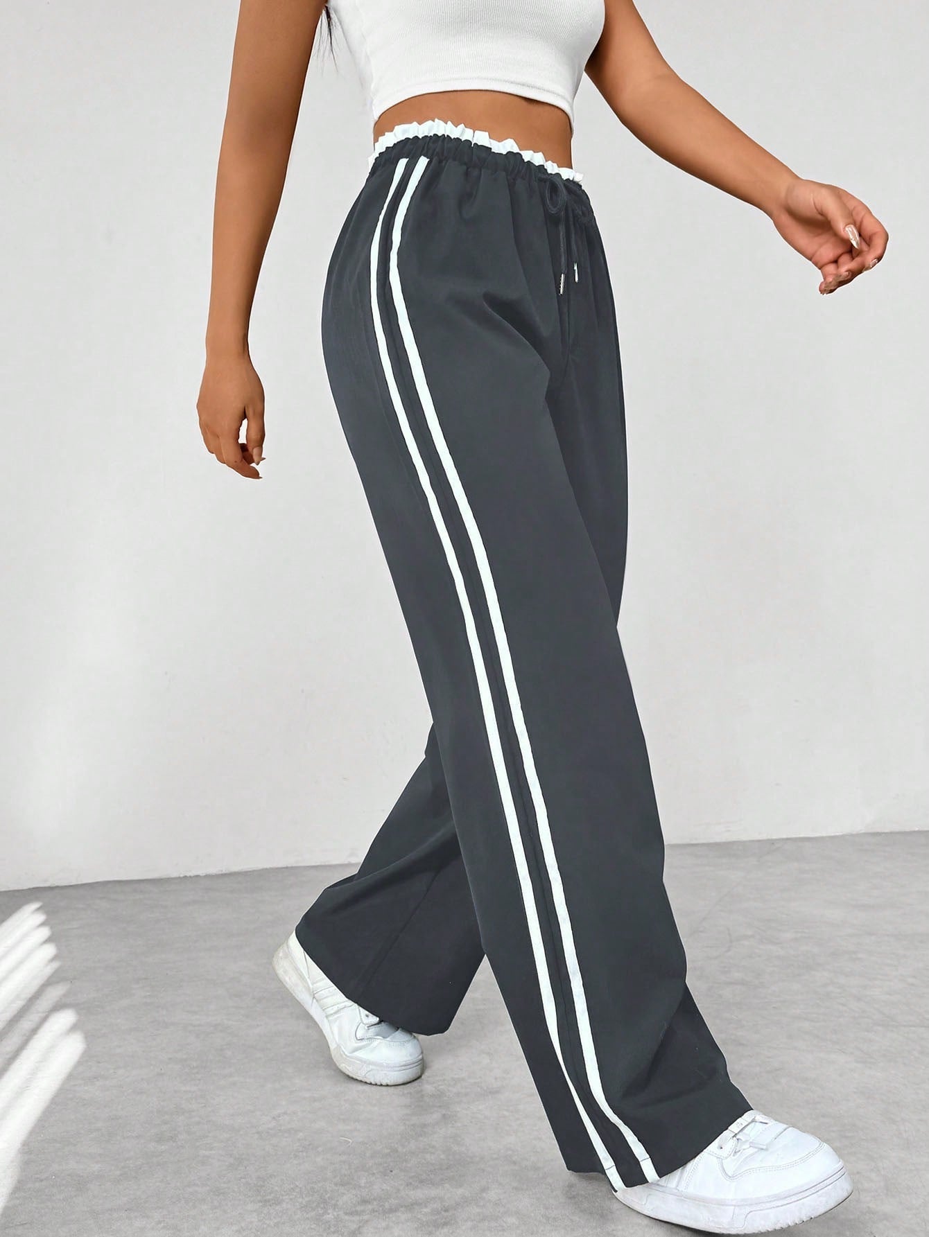Vrouwen wide-leg broek donkergrijs met witte strepen zijprofiel