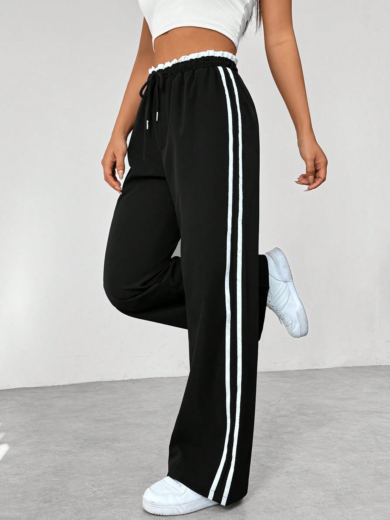 Vrouwen wide-leg sportbroek zwart met witte strepen vooraanzicht