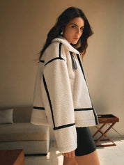 Jouw Nieuwe Favoriete Knusse Fleece Jas met Stijlvolle Details