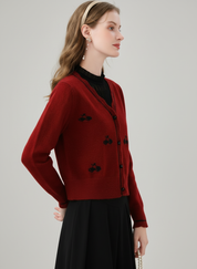 Gebreid Vest met Speelse Kersen en Elegante Geschulpte Rand