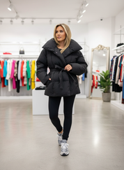 Chique Pufferjas met Ceintuur en Statement Kraag