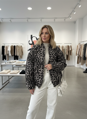 Omarm Je Innerlijke Wildheid: De Chique Luipaard Bomberjas