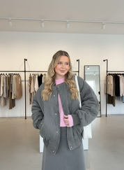 De Relaxte Bomber: Jouw Stijlvolle Must-Have voor Elke Dag