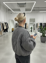 De Relaxte Bomber: Jouw Stijlvolle Must-Have voor Elke Dag