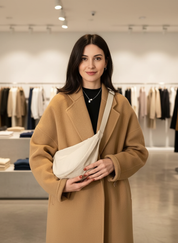 Crossbody tas wit model draagt tas