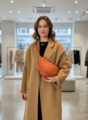 Crossbody tas oranje model draagt tas