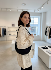 Crossbody tas zwart model draagt tas