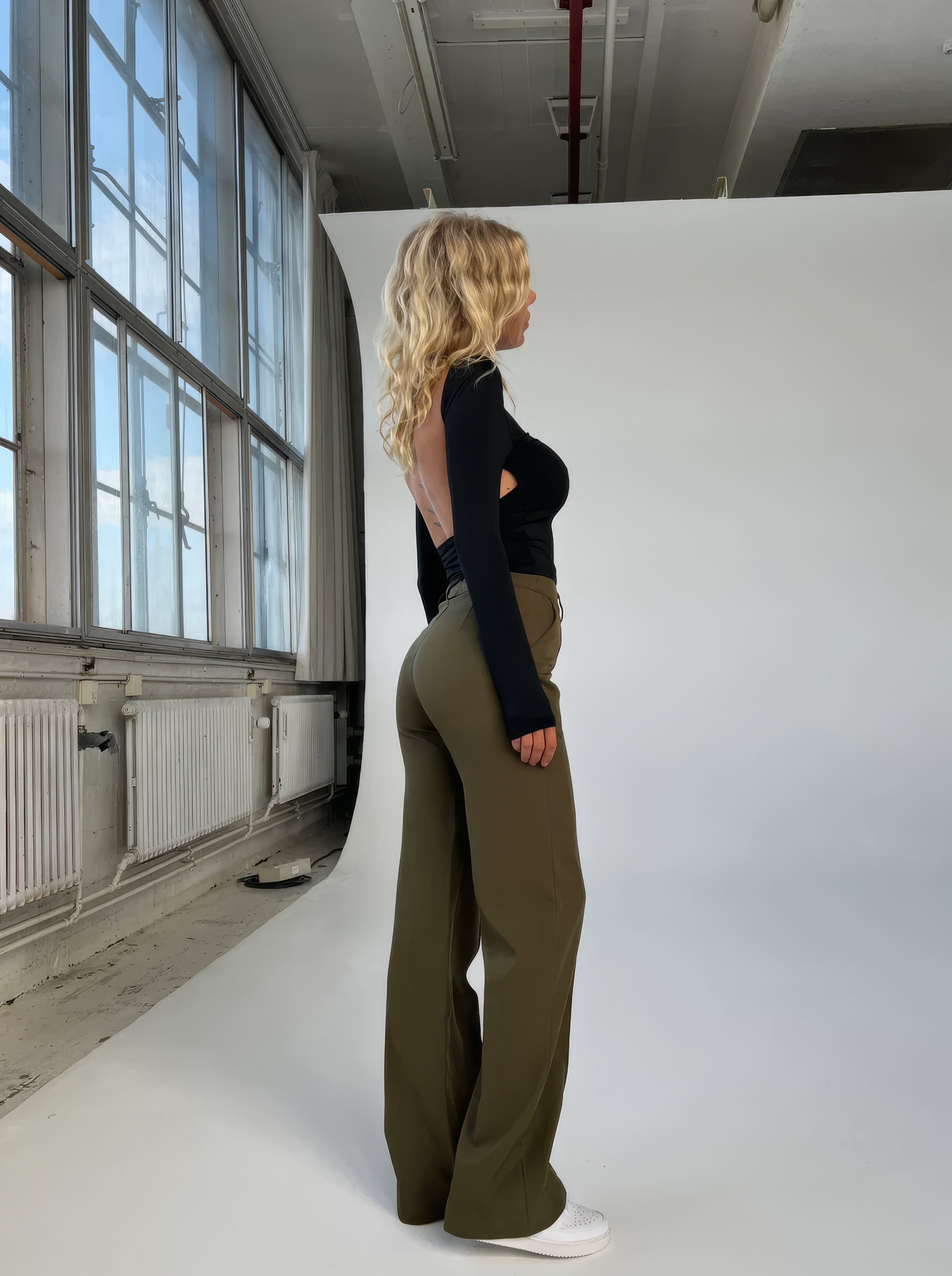 Broek met rechte pijpen in beige, zijprofiel