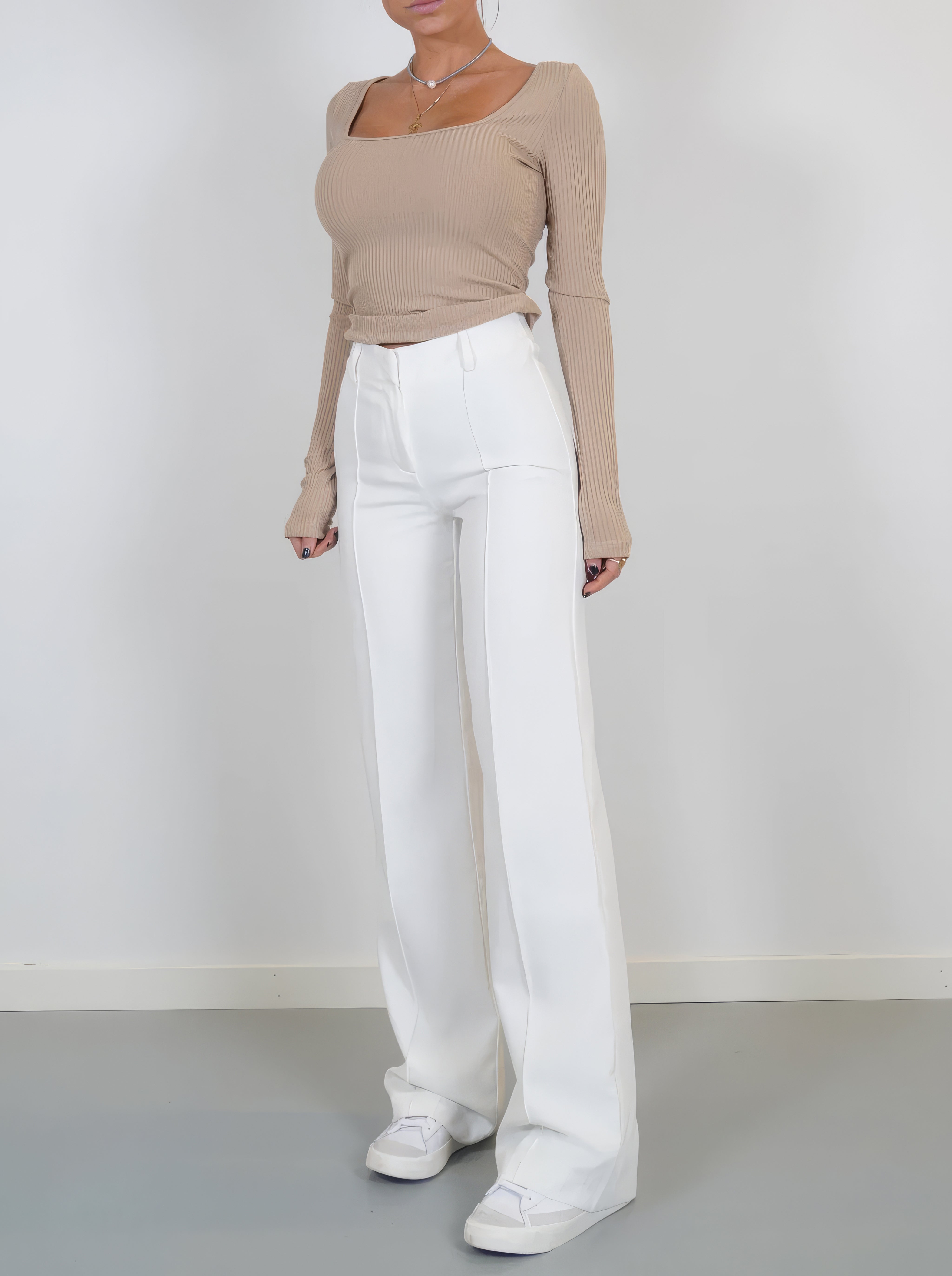 Hoge-waist witte broek met rechte pijpen, zijprofiel
