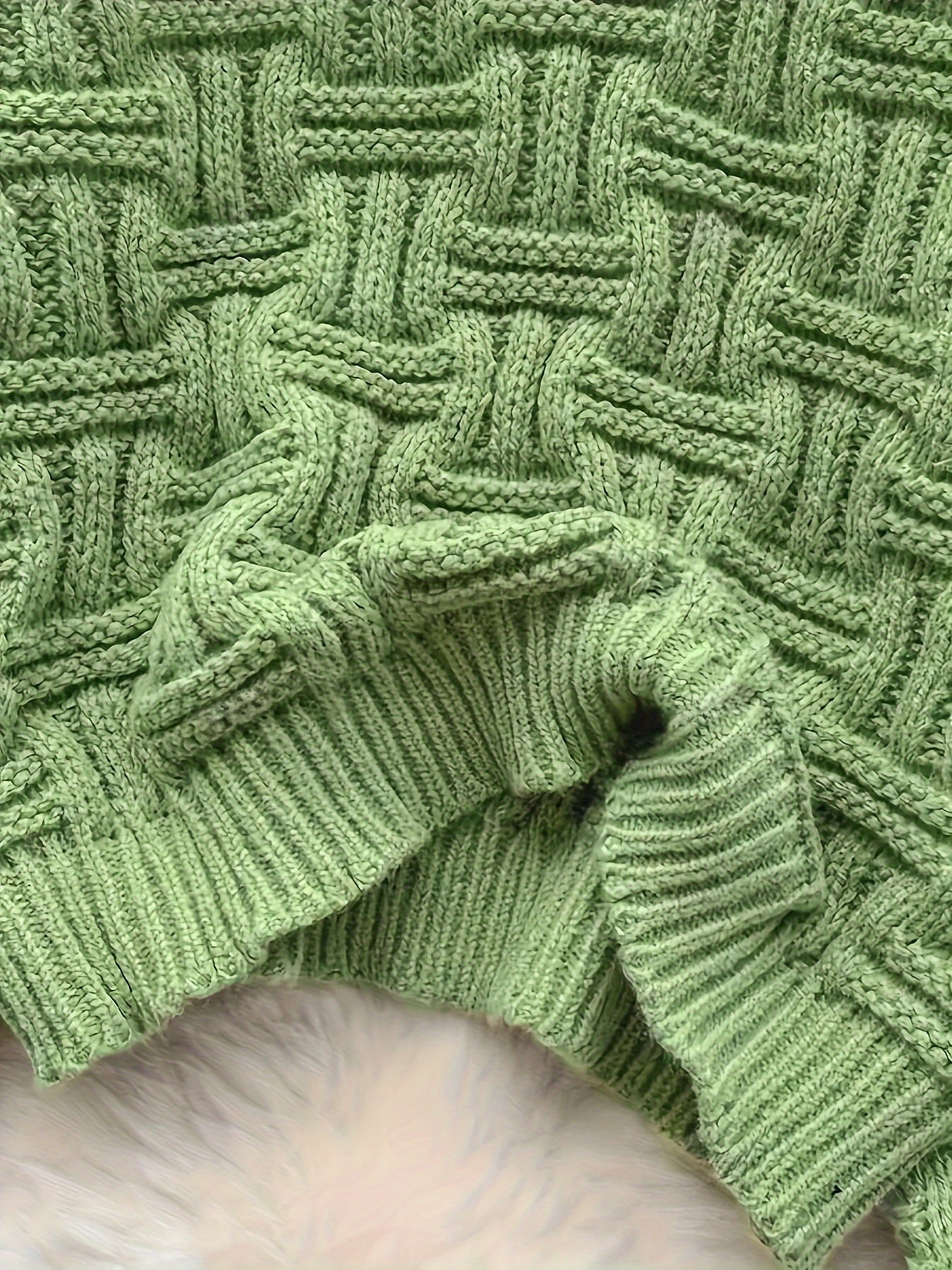 Groene gebreide trui met ronde hals detail shot