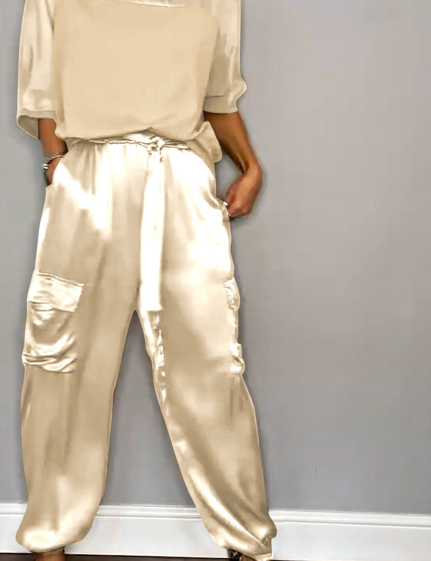 Casual set beige satijn met riem en zakken zij profiel