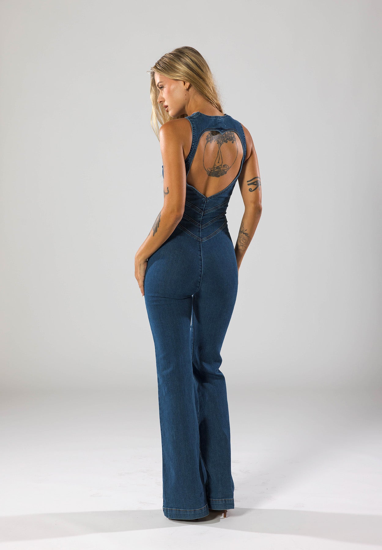 Denim jumpsuit met hartvormige uitsnede blauw achterzijde