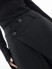 Zwarte oversized pantalon met dubbele knoop detail close-up