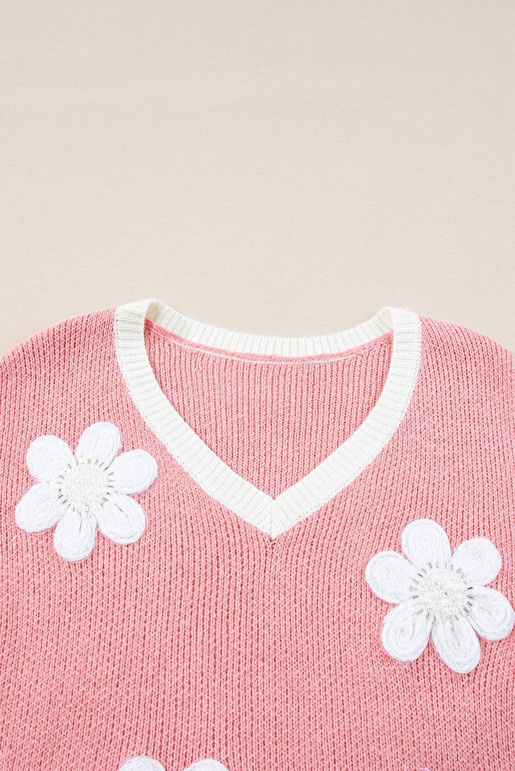 Trui roze met witte bloemen detail shot