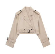 Korte trenchcoat beige met riem en knopen vooraanzicht
