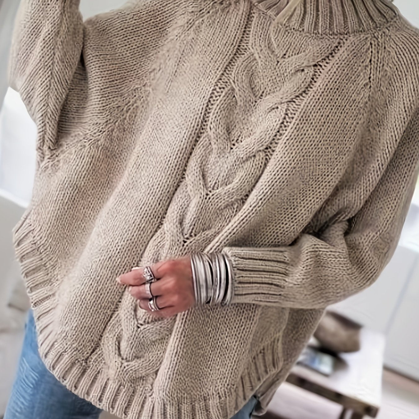 Trui beige gebreid met mockneck en vleermuismouwen detail shot