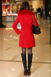 Rode winterjas met bontkraag en riem, rugzicht