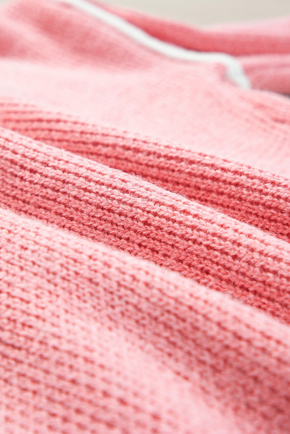 Trui met roze gestreepte details dichtbijgekeken