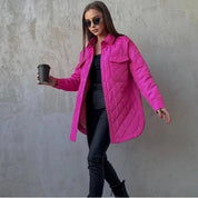 Dames jas roze gestikt met knopen en zakken, front view