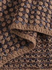 Trui gebreid bruin met allover patroon detail shot