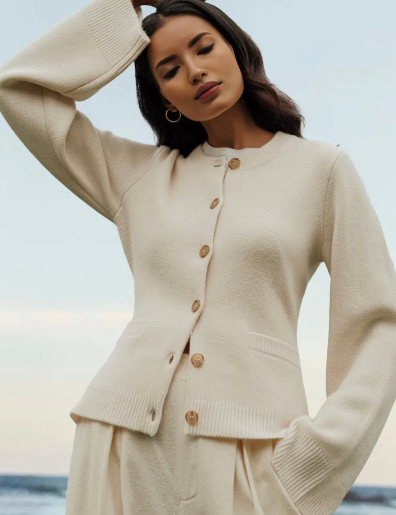 Dames vest beige met houten knopen en ronde hals vooraanzicht