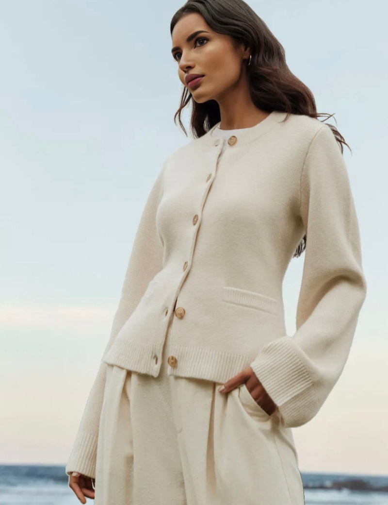 Dames vest licht beige met gouden knopen, zij profiel