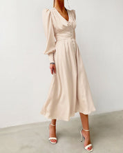 Maxi-jurk beige met pofmouwen en knoopdetail front view