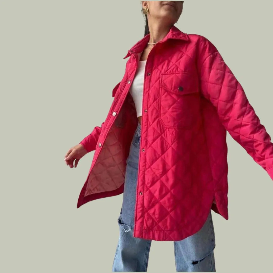 Damesjas roze gestikt met knopen en zakken zijprofiel