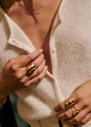 Cashmere vest dames beige met gouden ringen detail shot