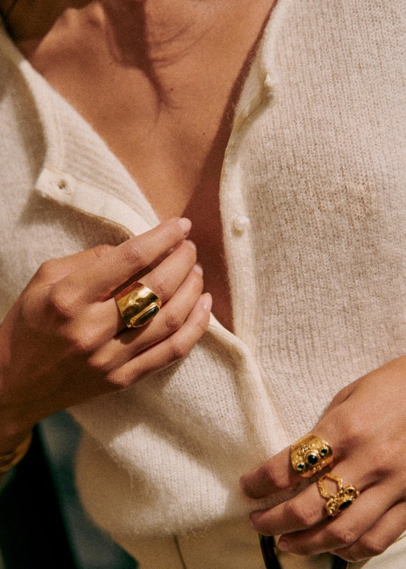 Cashmere vest dames beige met gouden ringen detail shot