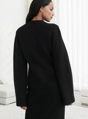 Zwart vest met ronde hals en knoopdetails rugzijde