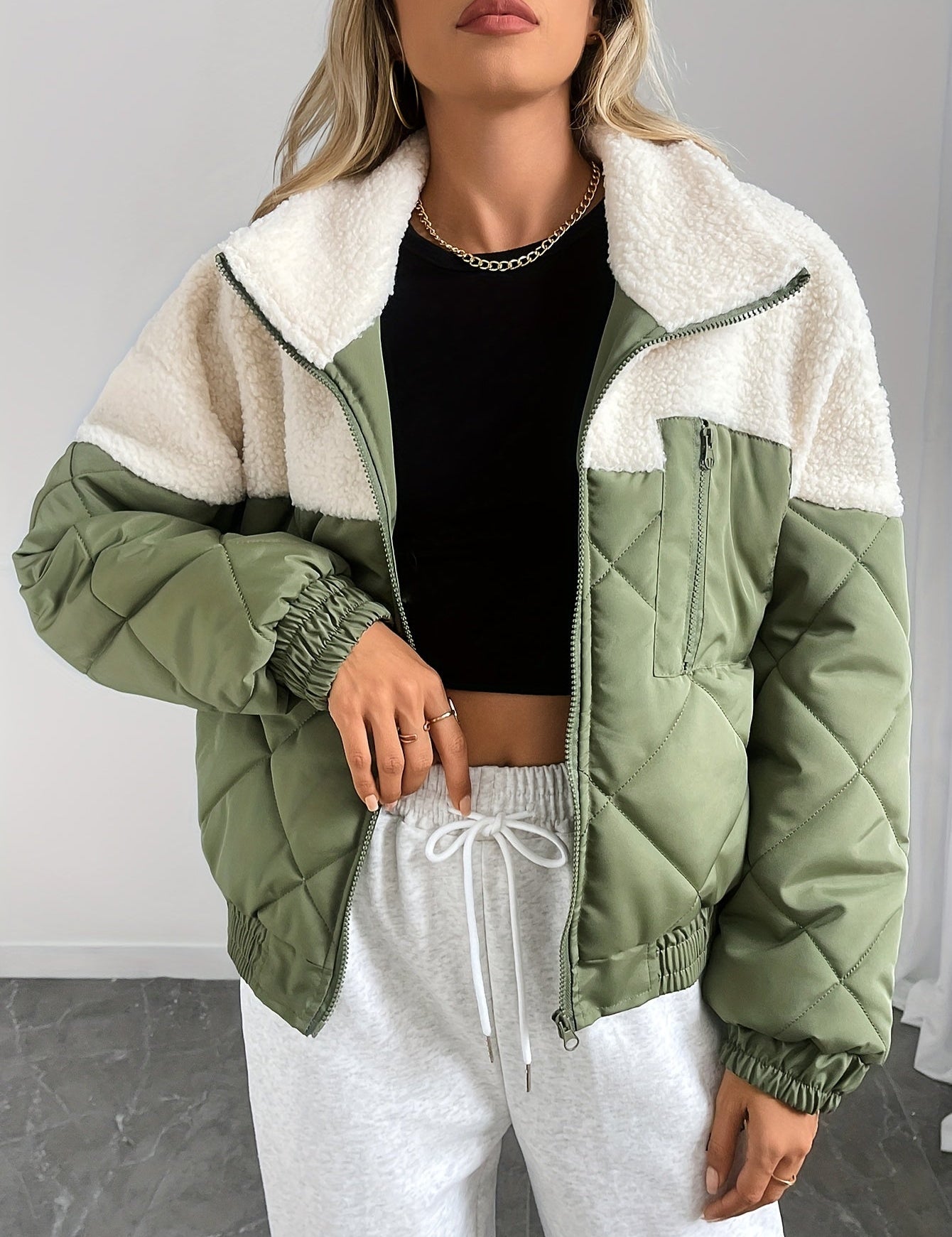 Quilted jas groen met witte bontkraag zijprofiel