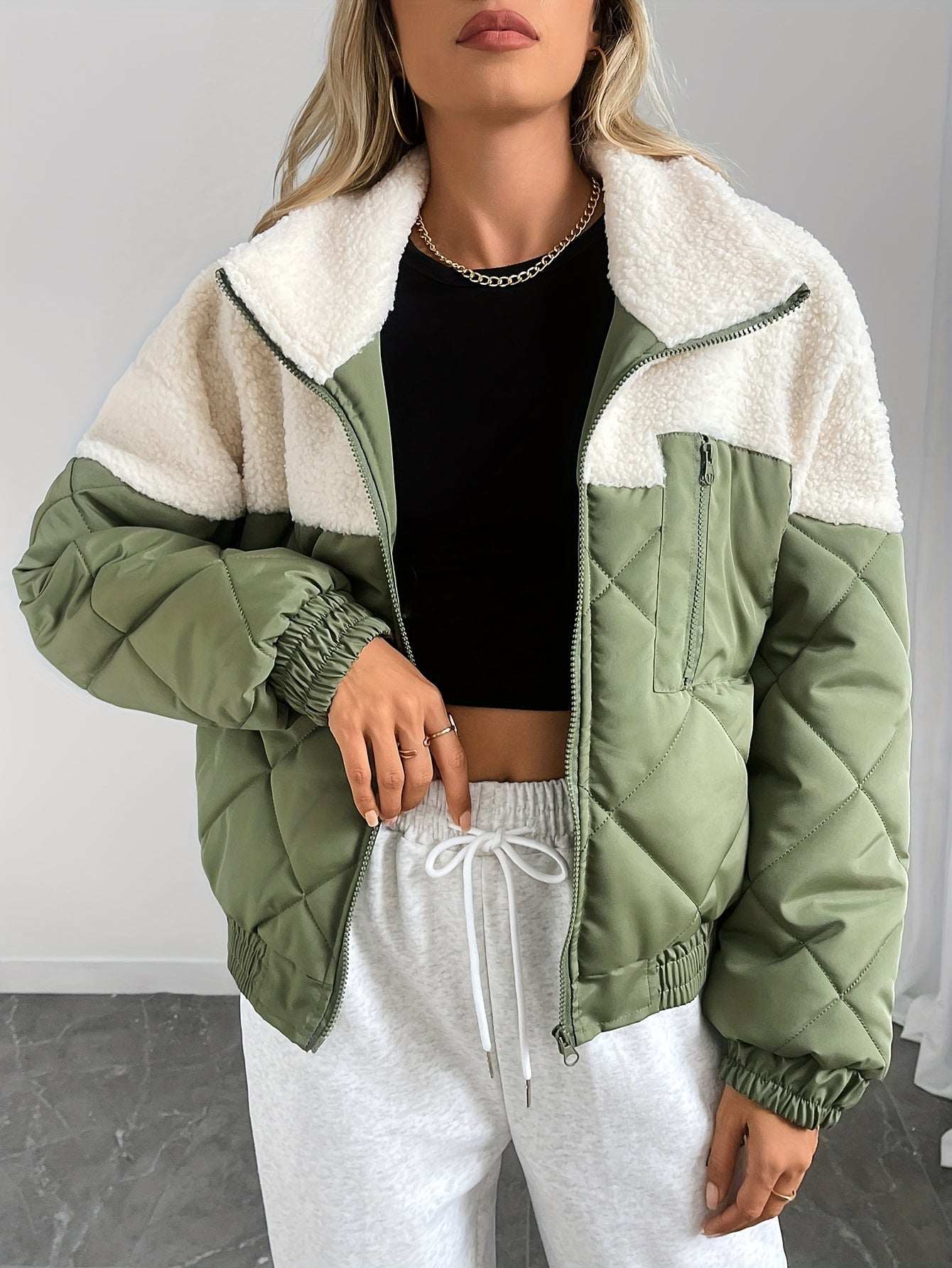 Quilted jas groen met witte bontkraag zijprofiel