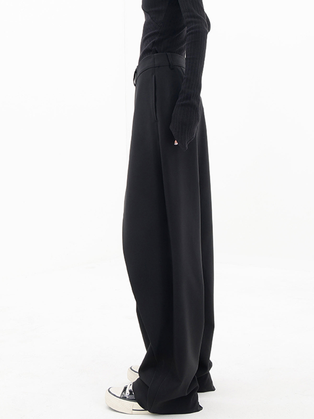 Zwarte oversized pantalon met dubbele knoop detail, zijprofiel
