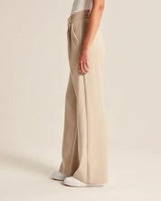 Flared broek beige zijprofiel