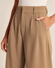 Flared broek beige met hoge taille en zakken detail shot