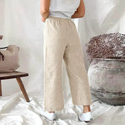 Damesbroek licht beige gestreept model shot