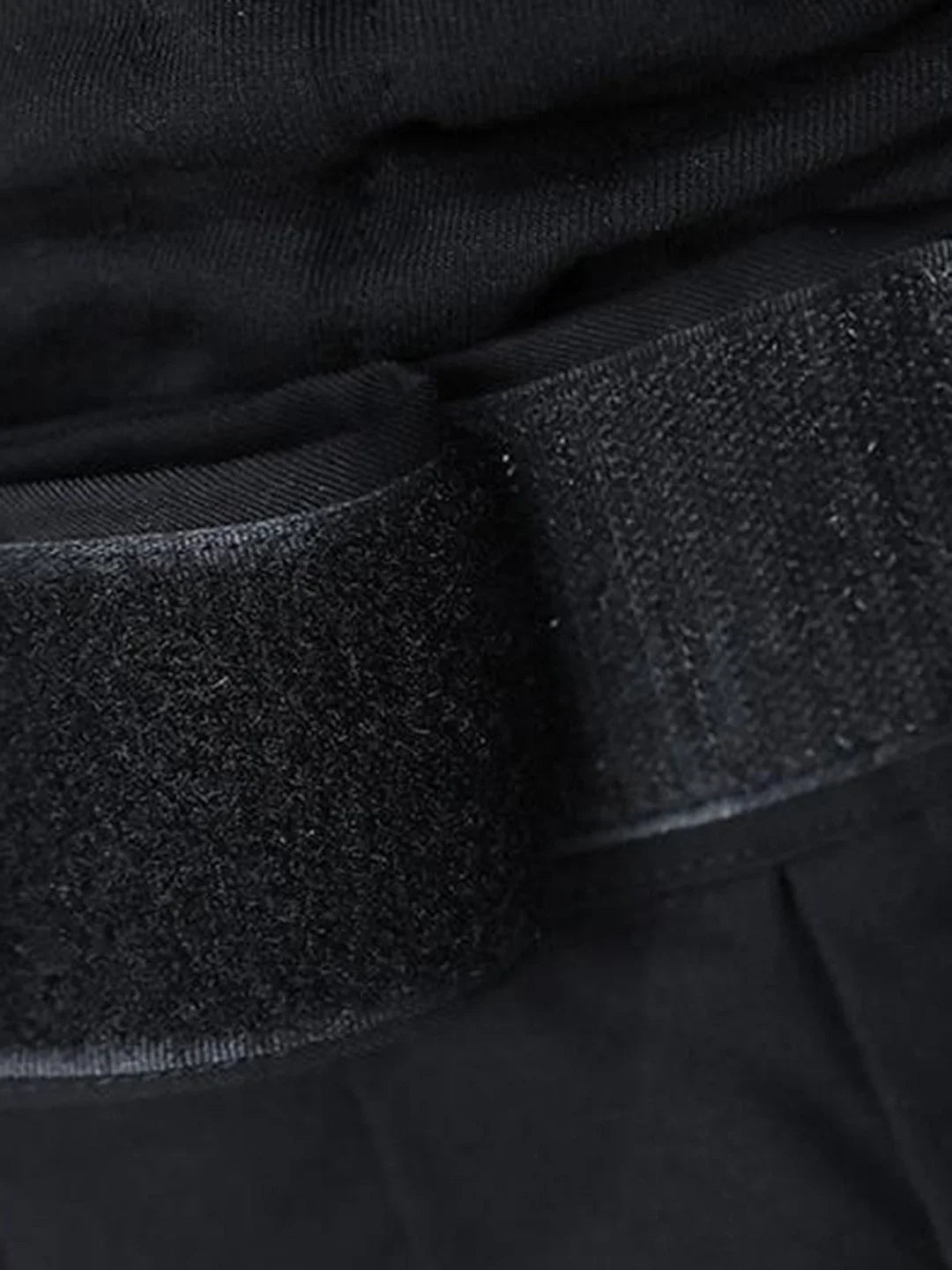 Zwarte broek met elastische tailleband detailopname