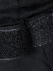 Zwarte broek met elastische tailleband detailopname