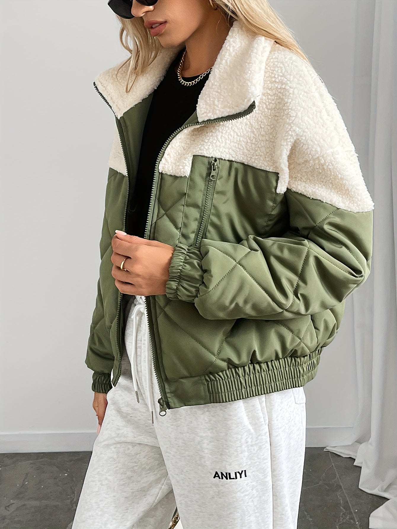 Quilted jas groen met witte bontkraag detail shot