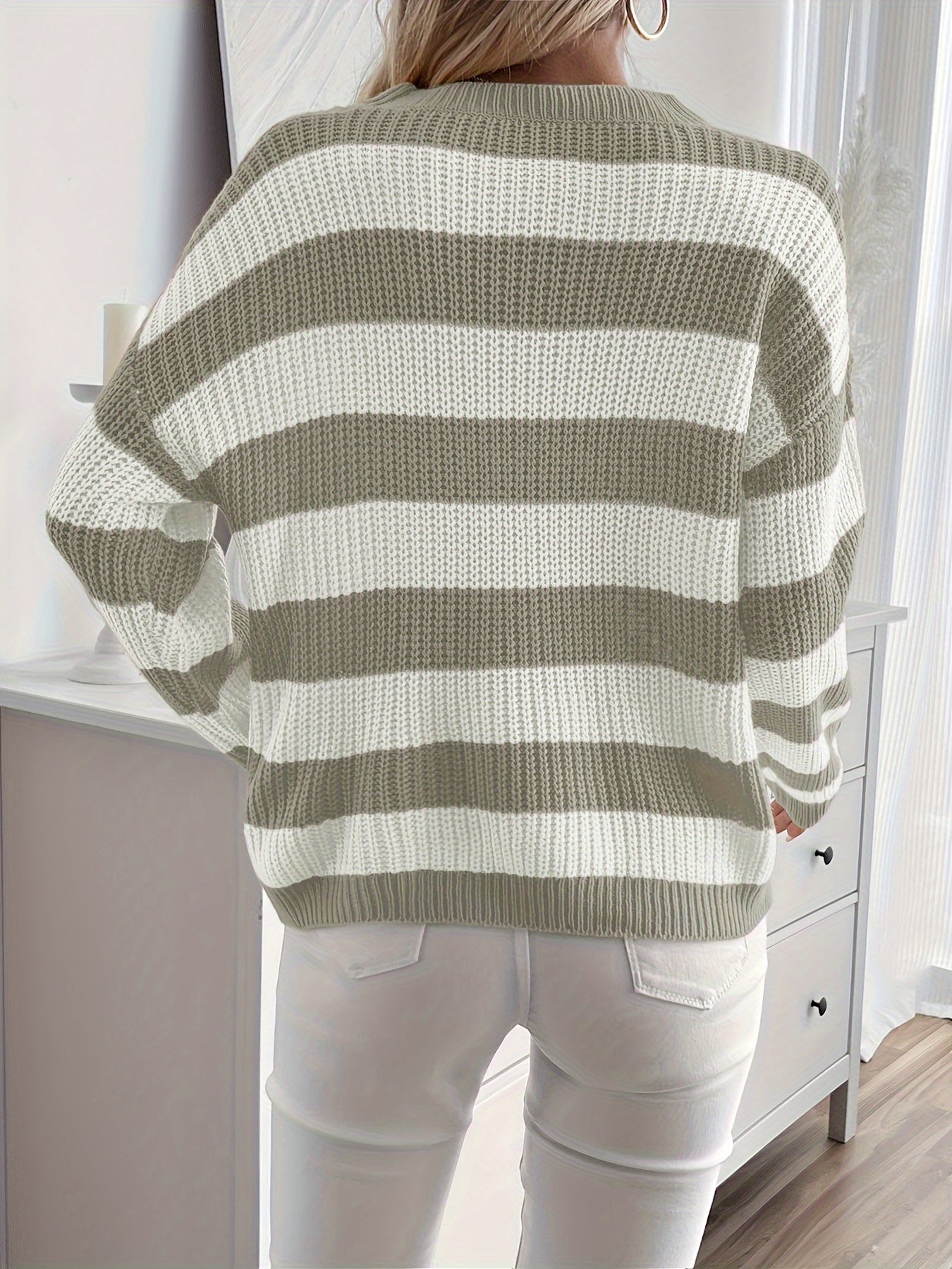 Gestreepde gebreide trui in beige en wit, vrouw draagt casual look