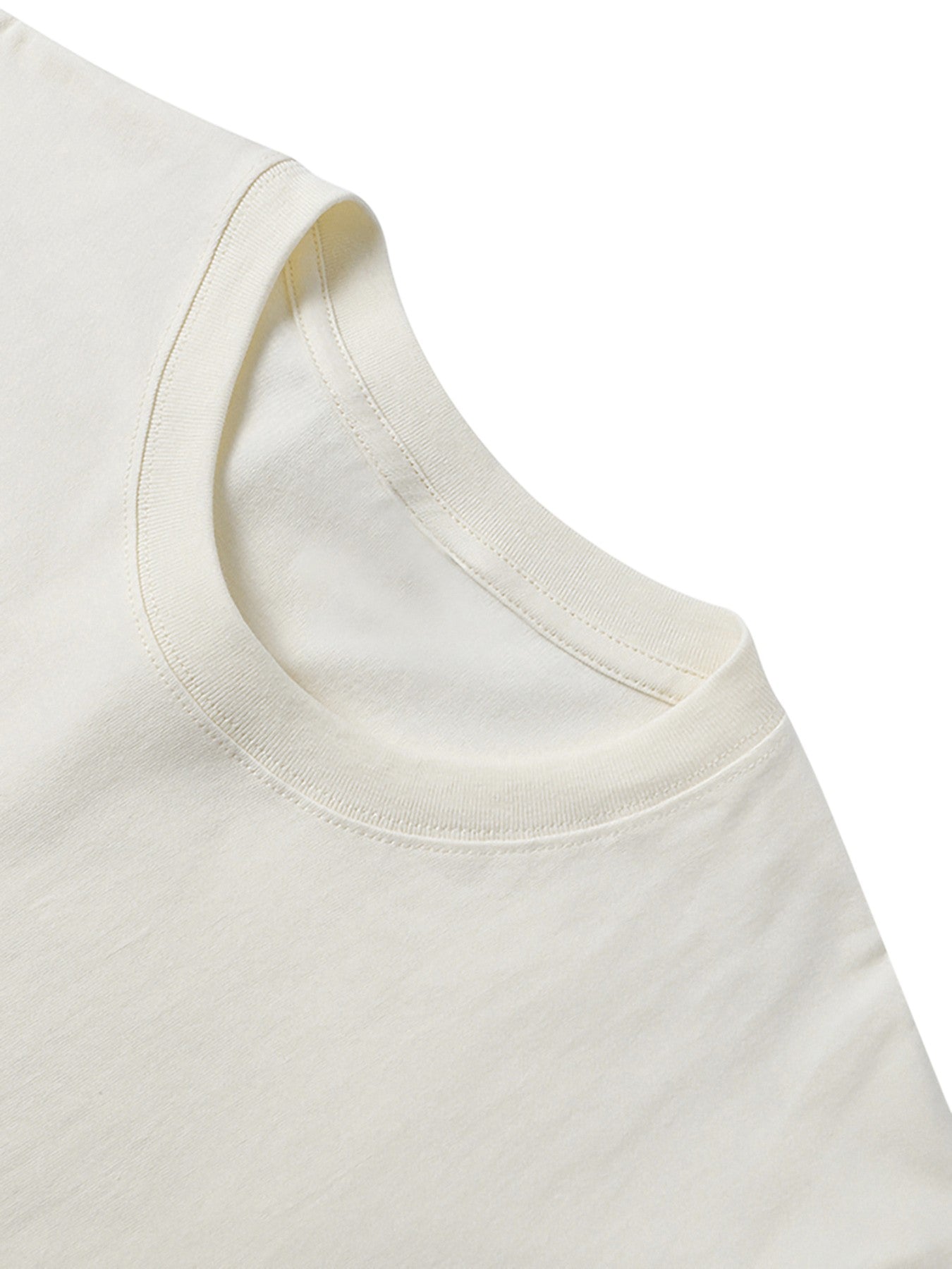 T-shirt wit rond halsdetail close-up