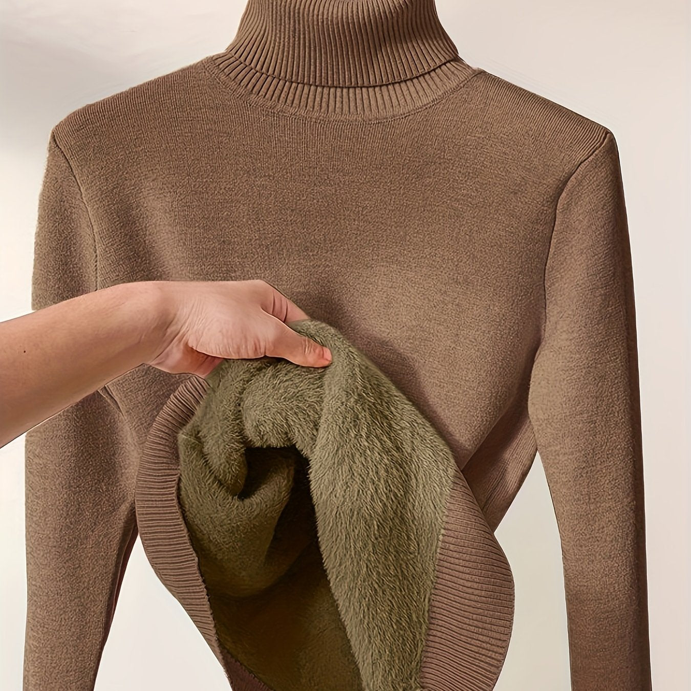 Trui bruin gebreid turtle neck met groene thermische laag detail