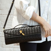Luxe schoudertas zwart geweven stijl front view