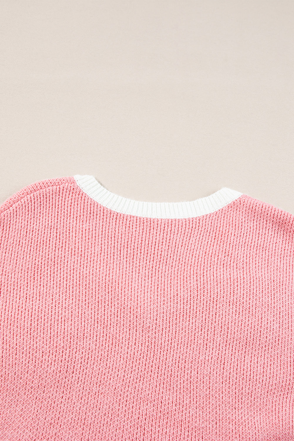 Trui roze met witte kraag detailopname