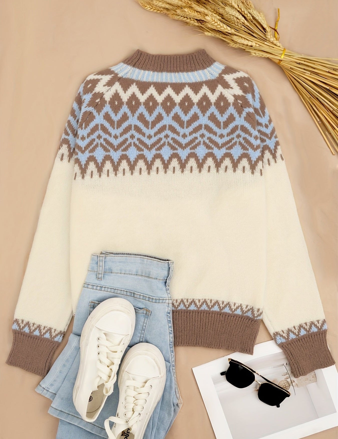 Trui met geometrisch patroon in beige, blauw en bruin, front view