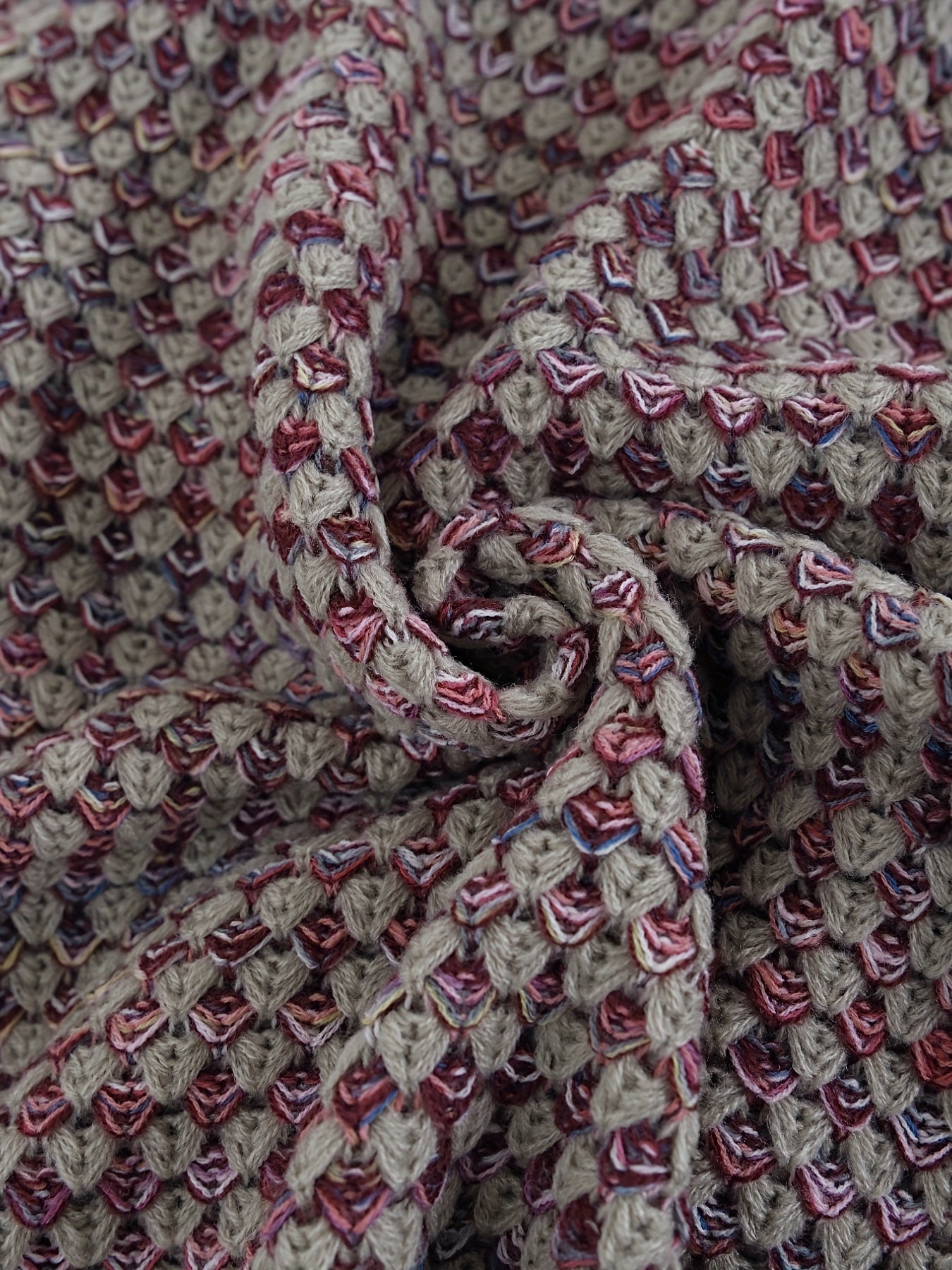 Trui gebreid met allover patroon in beige en rood detail shot