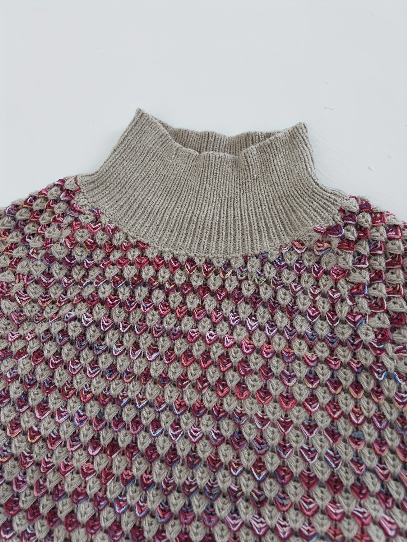 Gebreide trui beige met kleurrijk patroon bovenkant detail
