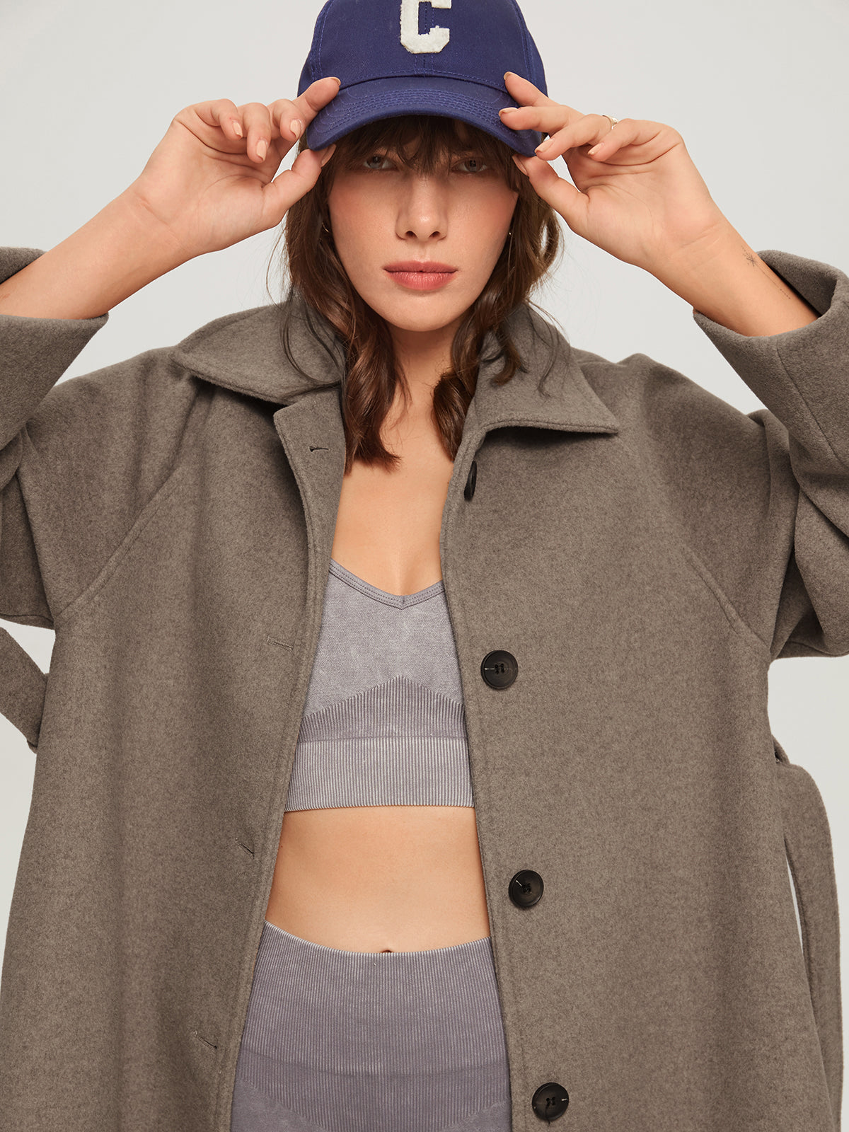 Lange winterjas grijs met ceintuur en knopen voorzijde