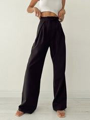 Donkerblauwe damesbroek met hoge taille en riem detail shot